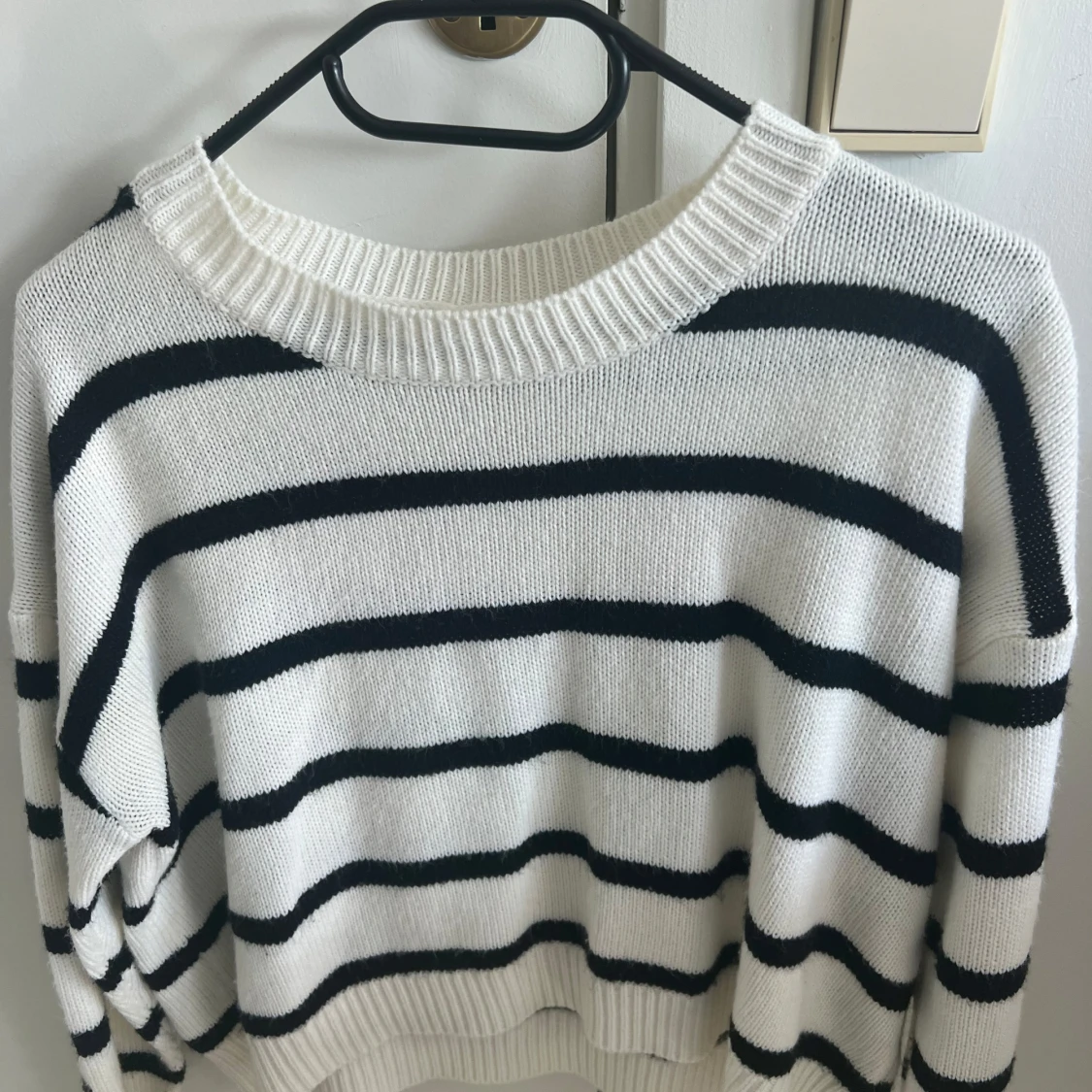 Vit och svart randig stickad tröja - 1
