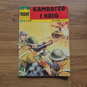 Frontserien- Kamrater i krig - En actionfylld serietidning från 1975 med dramatiska illustrationer av soldater och stridsvagnar. Perfekt för dig som gillar spännande berättelser om vänskap och äventyr i krigets hetta. Samlarvärde och retrostil för unga vuxna och seriefans. Slitage finns i omslaget, se bilder. 