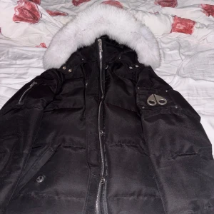 Moose knuckles jacka - Säljer min moose knuckles jacka då jag är ute efter något nytt. Den är i storlek M men passar S haft den i 1 år sitter bra riktigt varm och skön avtagbar päls också ifall man gillar jackor utan päls. Priset ej hugget i sten hör av er vid frågor
