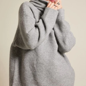 Grå stickad hoodie med luva - En vit stickad hoodie med huva från bikbok. Finns inga bilder kvar från den gråa färgen därav bilder på den vita. Jättemysig och gosig!! 