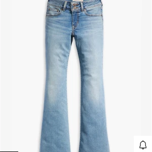 Levis superlow flare jeans!! - Super snygga flare Levi's jeans i en perfekt blå färg!! Aldrig använda med prislappen kvar!!🥰De är i stolek 27/32