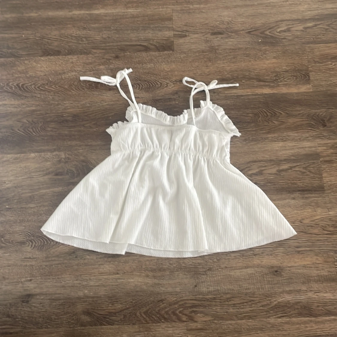 Vit linnetopp med volang från 157 - 1