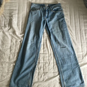 Ljusblå low waist jeans från 157 - Säljer ett par ljusblå jeans från 157 med low rider-passform. Jeansen har raka ben och klassisk femficksdesign. Perfekta för dig som gillar en avslappnad och tidlös look. Materialet är jeans i bomull och modellen är loose och straight. Köpare står för frakt