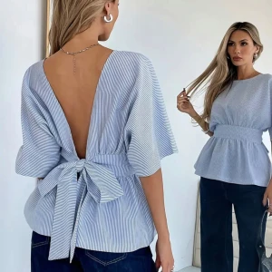 Blåvit randig blus - Snygg blåvit randig blus med bred midjeresår och stor rosett i ryggen. Djup v-ringning bak och korta ärmar.