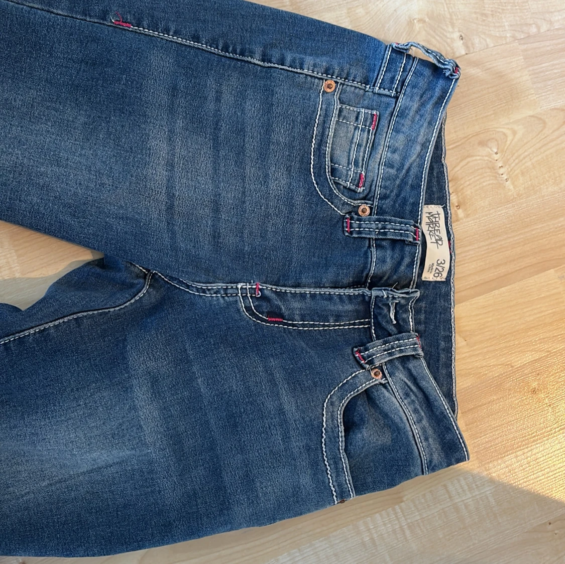 Detaljerade lågmidjade bootcut jeans - 1