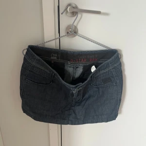 Jeanskjol från G-Star  - Snygg mörkblå mini jeanskjol från G-Star RAW i storlek 28. 