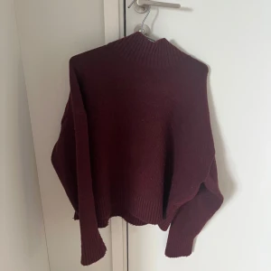 Mörkröd stickad polotröja  - Jättemysig mörkröd stickad polotröja från Zara i storlek M. Säljer då den inte används och den är i jättebra skick, perfekt till hösten!