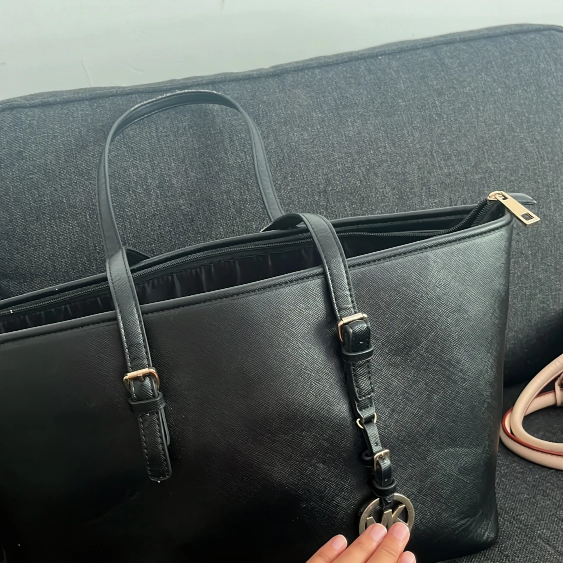 Svart Michael Kors axelväska i skinn - 1