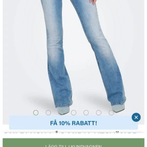 Ljusblå bootcut jeans - Säljer ett par ljusblå bootcut jeans från only, storlek xs o längd 34. Passar mig som är 173 och de är lite för långa för mig. Obs lagt ut på Vinted oxå:) inga defekter eller fläckar !! Midjemått är 65
