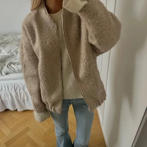 Beige teddyjacka Zara  - Populär teddyjacka från Zara💓 knappt använd, men köpt på Plick