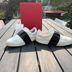 Valentino laceless - Snygga Valentino laceless i storlek 40 och skicket är 7/10 skulle jag säga och jag har kvitto och låda 