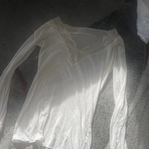 intimissimi tröja - Säljer min superfina tröja från intimissimi, den är i bra skick bortsett från ett litet hål vid armen men inget som syns när den e på därav priset