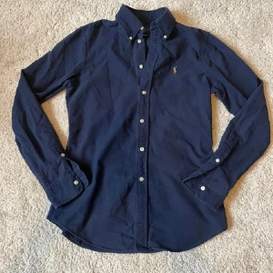Ralph lauren skjorta  - Storlek:S men passar Xs | Skick:8/10 Inga defekter | Solklart äkta | Hör av dig om du har någon fundering!