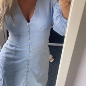 Ljusblå adoore klänning  - Köp via instabox!! Ljusblå adoore klänning