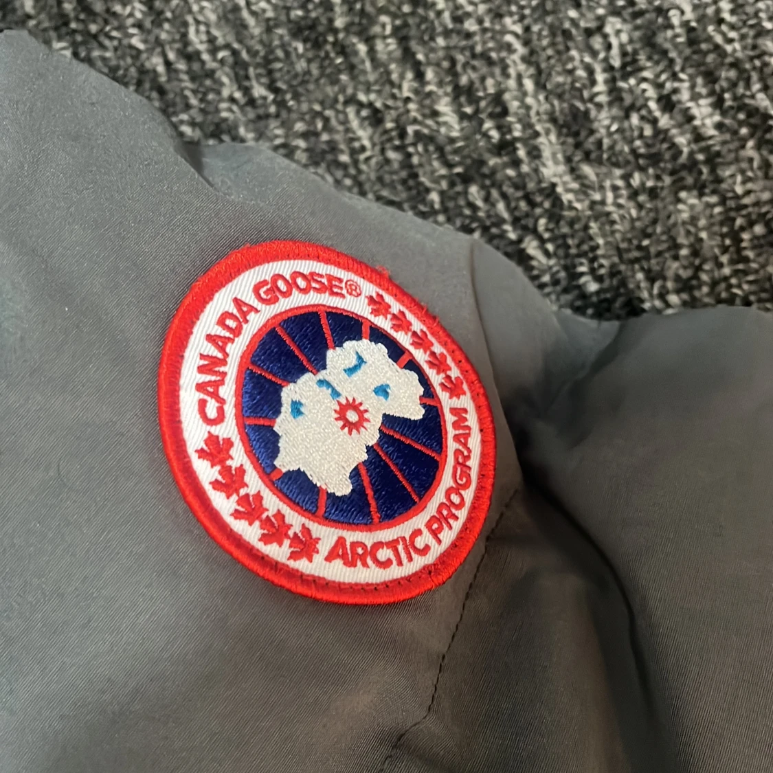 Grå dunjacka från Canada Goose XS - 2