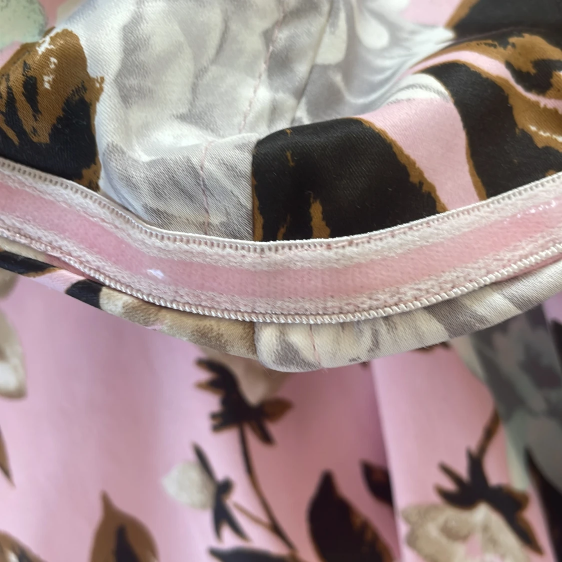 Blommig rosa axelbandslös klänning! - 2