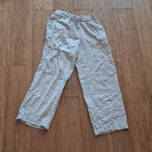 Beiga linnebyxor från Name It - Snygga och luftiga beiga linnebyxor från Name It med resår i midjan och raka ben. Perfekta för varma dagar och riktigt sköna att ha på sig. Byxorna har en enkel och clean look som passar till det mesta. Dom är i storlek 134.                               Skriv så fort du har funderingar mvh stina