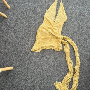 Gul spetsklänning murci  - Gul spetsklänning från murci. Aldrig använd och slutsåld!