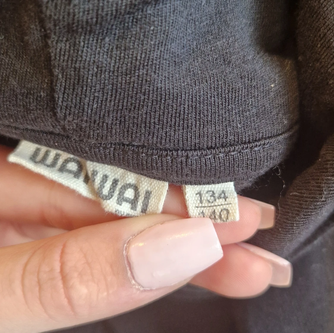 Svart hoodie från Wawai med ficka - 2