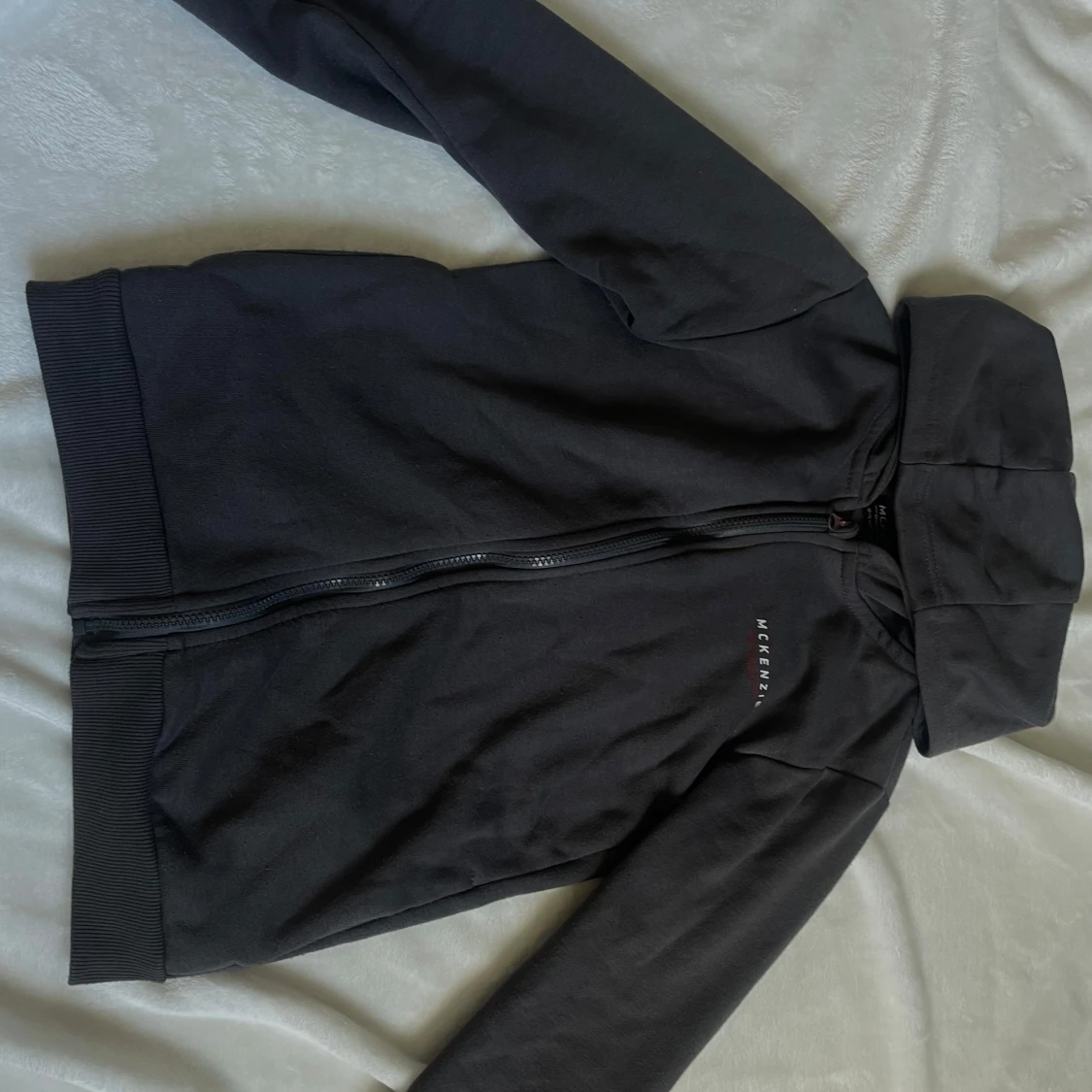 Mörkgrått mjukis set från McKenzie med dragkedja