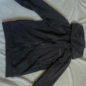 Mörkgrått mjukis set från McKenzie med dragkedja - Mörkgrått mjukis set från Mckenzie. (byxorna saknar tyvärr snöret). 