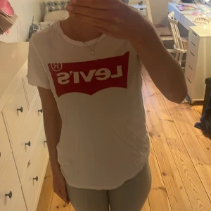 Vit Levi's t-shirt - Vit t-shirt från Levi's i storlek XS med den klassiska röda loggan tryckt framtill.  Bara använd få gånger