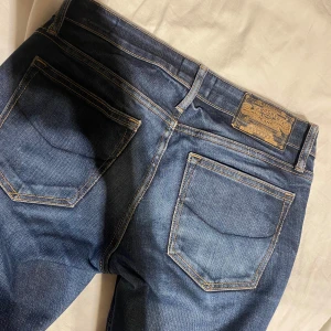 Crocker jeans - Säljer mina Crocker jeans då de inte längre kommer till användning. De är lågmidjade och flare/bootcut och passar mig som vanligtvis har storlek S (mått syns i sista bilden). Jag är 175 och de är lite långa för mig. De är använda men har tagits hand om bra, de har några små defekter (bilder kan skickas i privat ifall intresserad) därav priset. Köpt för 1400, säljer för 400