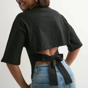 Topp med knytning i ryggen  - Jättesöt topp som man knyter i ryggen men som tyvärr inte kommer till användning😊