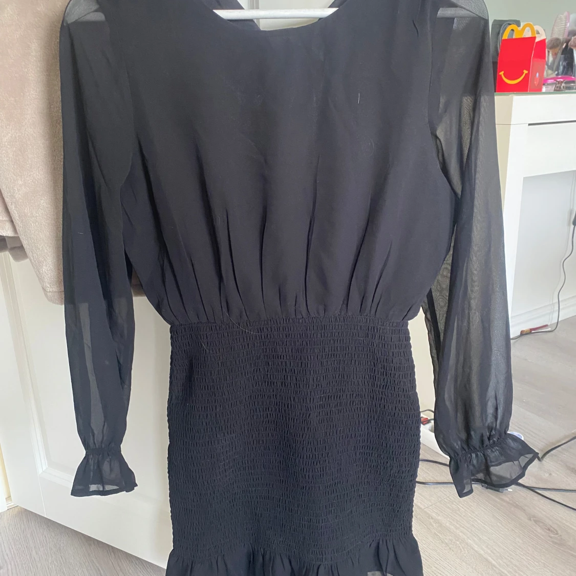 Svart klänning med volang från KappAhl