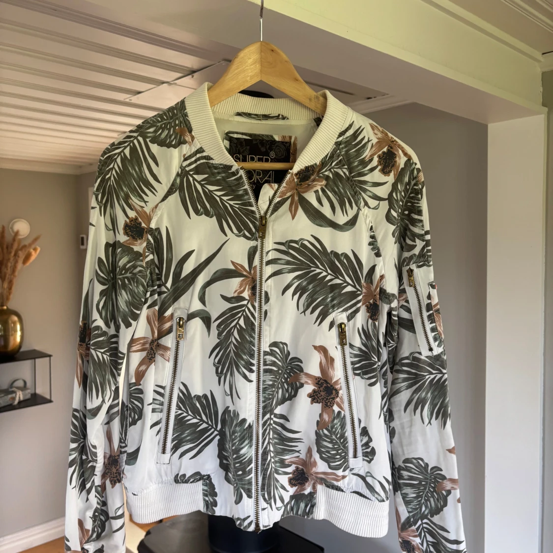 Blommig bomberjacka från Superdry