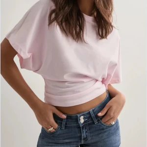 Jeansshorts  - 💗Jätte fina jeans shorts från Nelly💗 Nypris: 500kr Säljer pga de inte kommer till användning🥰 Använda ca 5 ggr Pris går såklart att diskutera❣️