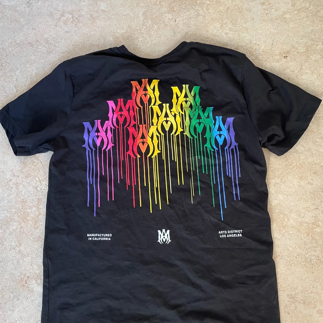 Svart AMIRI t-shirt med regnbågstryck - 1