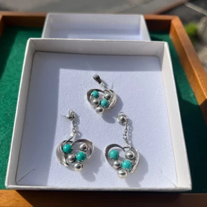 Vintage silver örhängen och hänge - Superfina silver örhängen och ett hänge. Alla är silverstämplade ” 925”. Totalvikten på både hänget och örhängena är 5 gram. Längden på hänget är 3 cm och längden på örhängena är 4,5 cm. Har superfina turkosa cirklar i hjärtformen. Är i bruksskick och har tecken på slitage, se bilder för egen bedömning. Hör av er vid frågor!💕 Box medföljer ej.