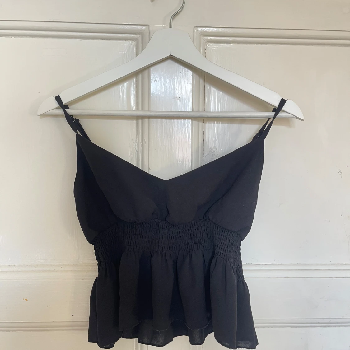 Svart croppad linnetopp med volang - 1