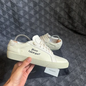 Saint Laurent SL 06 court classic - Ett par feta saint Laurent SL 06 court classic i nästan perfekt skick 9,6/10✅. Dustbag + Saint Laurent kort med följer. Skriv om du har några frågor.