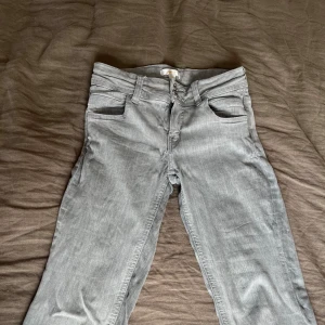 Gråa bootcut jeans  - Ett par jättesnygga grå bootcut jeans i storlek 158 från Ginatricot. 