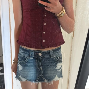 Jeanskjol från Gina 14+ - Säljer en x-low denim jeanskjol från Gina 14+, super fint skick använd fåtal gånger💕 säljer för att den inte kommer till användning mer, storlek xs. Passar mig som har S eller xs 300 i nypris