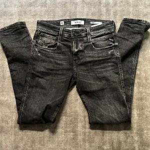 Replay Jeans - Replay jeans i storlek 30w 32l. Använd max 5ggr och perfekt nu inför skolstart för de som vill uppgradera sin garderob