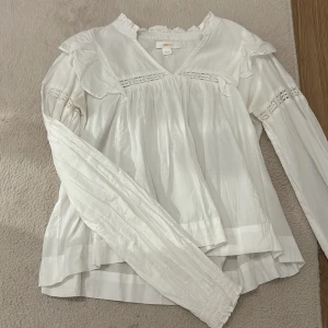 Blus från gina - Jätte söt blus från Gina tricot!! Använd 2 gånger och passar perfekt till lite festligare tillfällen men även till skolan🩷🩷