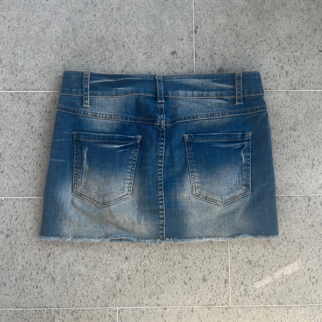 Blå jeanskjol med slitningar - 1