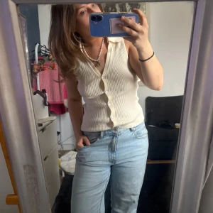 Ribbad  linnetopp - Snygg ribbad linnetopp i beige med knappar framtill och klassisk krage. Från mango, köpt förra sommaren. As snygg 🤩 