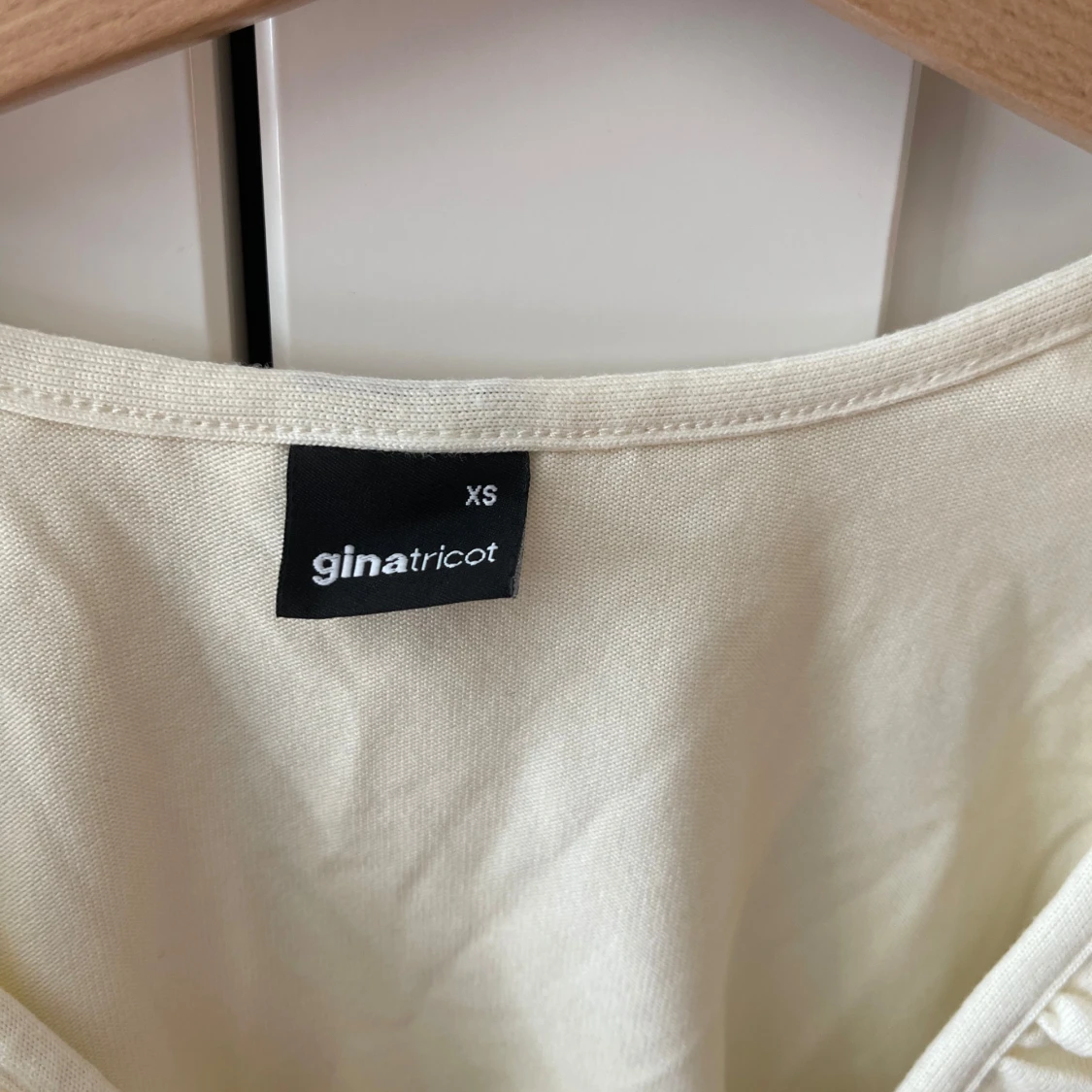 Krämvit volangblus från Gina Tricot - 3