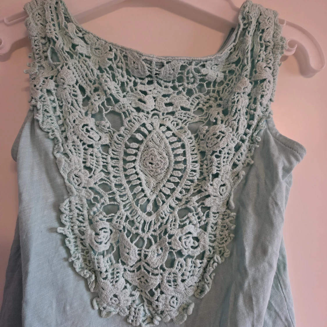 Ljusblå ärmlös linnetopp med spets i ryggen  - 3