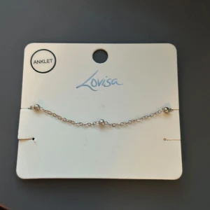 Silverfärgad fotlänk från Lovisa - Skickar samma dag eller dagen efter🙌🏼En stilren och tunn fotlänk från Lovisa i silverfärg med små runda kulor längs kedjan. Perfekt accessoar för att ge din look lite extra bling. Enkel design som passar till sneakers, sandaler eller bara barfota på stranden.