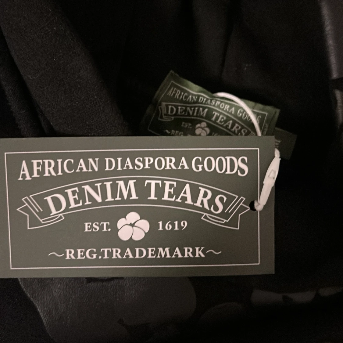 Svart hoodie från Denim Tears med tryck - 1