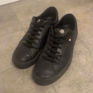 Moncler skor - Hejsan 👋 Säljer nu mina riktigt stiliga moncler skor. Säljer dem pågrund av att jag tröttnat på dem. Skicka 9/10. Påse finns med. Om du har något mer som du undrar så tveka inte att skriva.