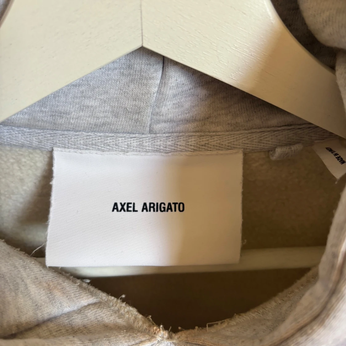 Grå hoodie Axel Arigato med grön text - 3