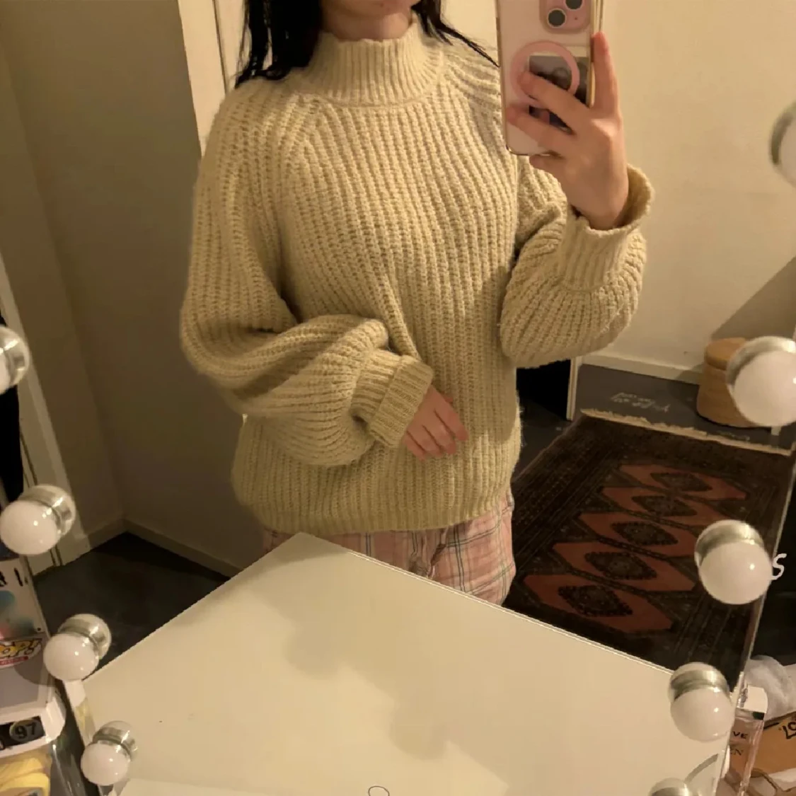 Beige stickad polotröja med ribbad struktur - 1