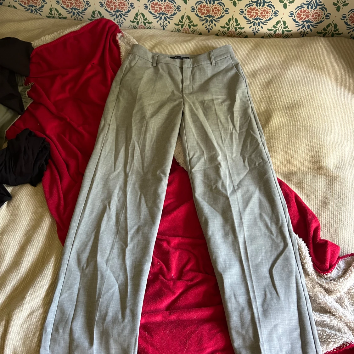 Grå kostymbyxor från Gina Tricot