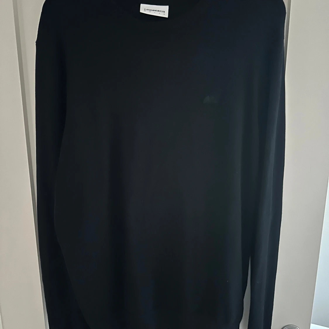 Marinblå stickad tröja från Lindbergh